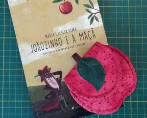 Livro Joãozinho e a maçã com o porta-moedas